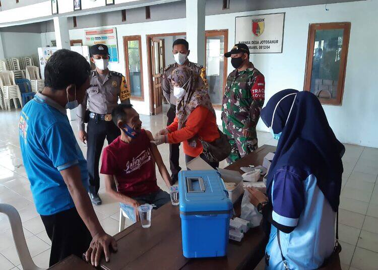 Babinsa Koramil 0812/04 Tikung Dampingi Petugas Vaksin Penyandang Disabilitas Dan ODGJ