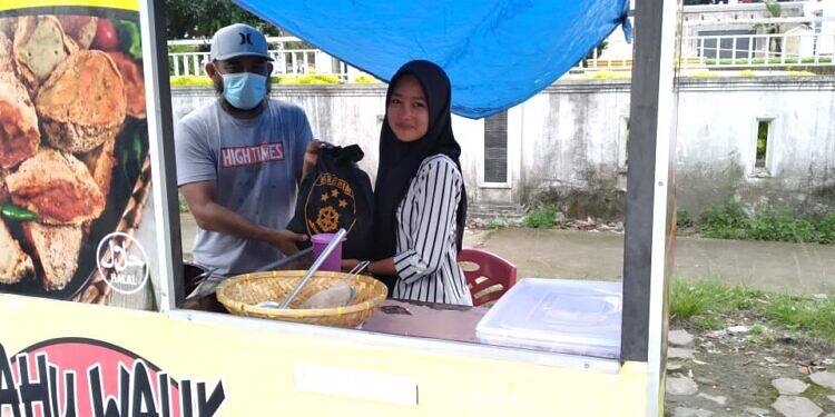 Jumat Berkah, Ratusan PKL Jalan STM Medan Dapat Bantuan Sembako dari Kabareskrim Polri