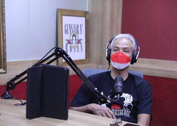 Ganjar Alih Profesi Jadi Penyiar Radio, Pendengar Minta Tips Cinta Sampai Laporan Pungli