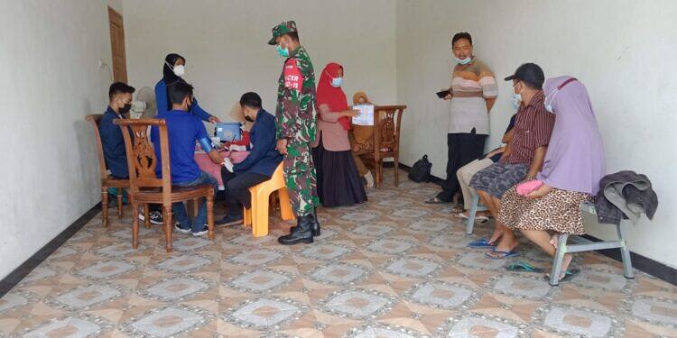 Jajaran Anggota Kodim 0812 Lamongan Permudahkan Akses Vaksinasi, Door To Door