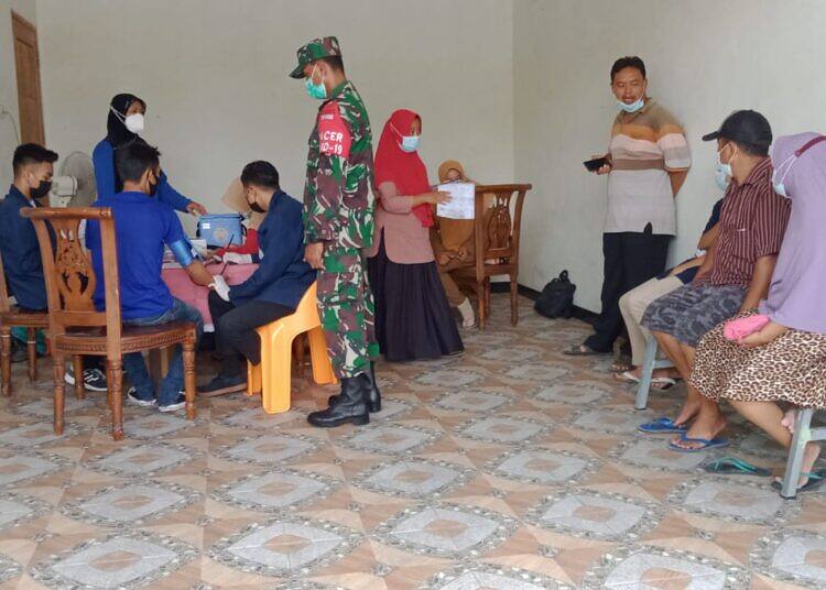 Jajaran Anggota Kodim 0812 Lamongan Permudahkan Akses Vaksinasi, Door To Door