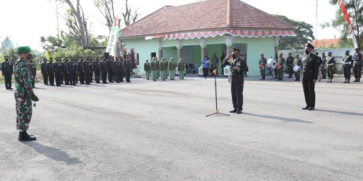 HUT TNI Ke-76, Kodim 0812 Lamongan Gelar Ziarah Dan Tabur Bunga di TMP