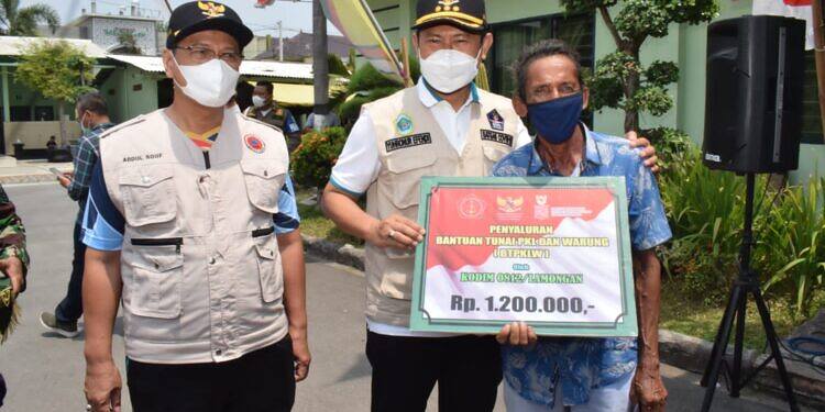 Tujuh Ribu Pedagang Kaki Lima dan Pemilik Warung di Lamongan Terima Bantuan Tunai