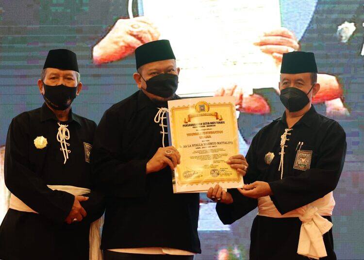 Ketua DPD-RI, LaNyalla Dinobatkan Sebagai Warga Kehormatan PSHT Pusat Madiun