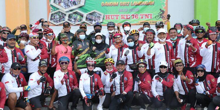 Baksos Sambil Gowes ini yang dilakukan Kodim 0812 bersama Club Sepeda Seliut Comunity LA