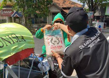 CV.Karya Bina Putri Berbagi Ratusan Paket Beras Kepada Fakir Dan Dhuafa di Kecamatan Paciran Sampai Blimbing