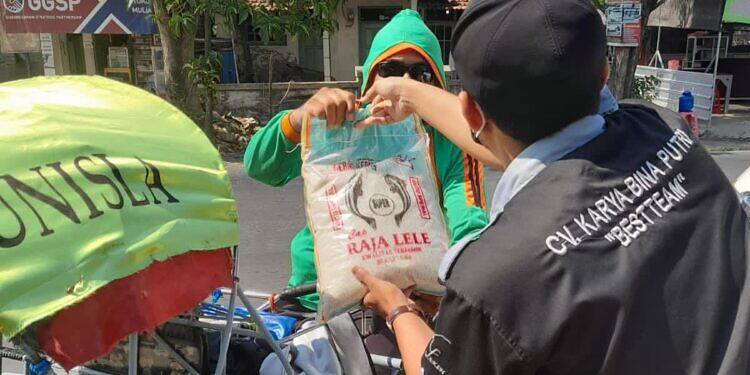 CV.Karya Bina Putri Berbagi Ratusan Paket Beras Kepada Fakir Dan Dhuafa di Kecamatan Paciran Sampai Blimbing