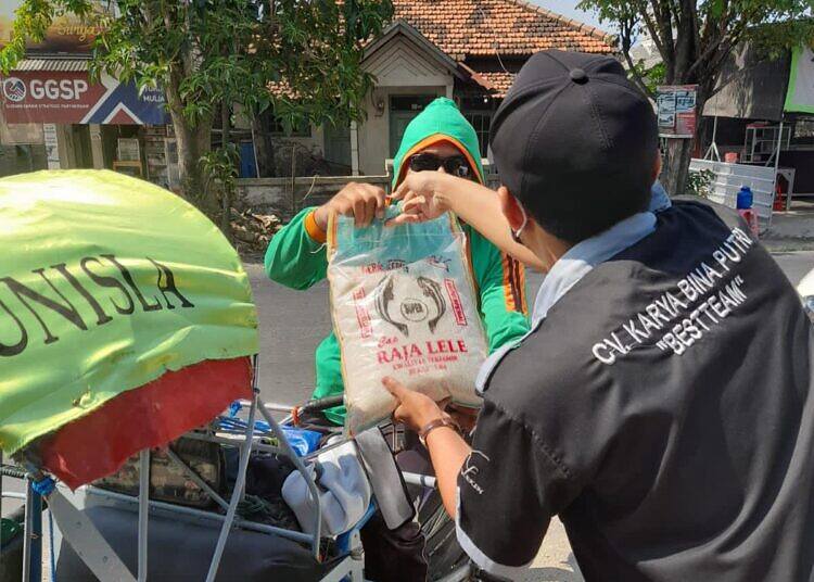 CV.Karya Bina Putri Berbagi Ratusan Paket Beras Kepada Fakir Dan Dhuafa di Kecamatan Paciran Sampai Blimbing