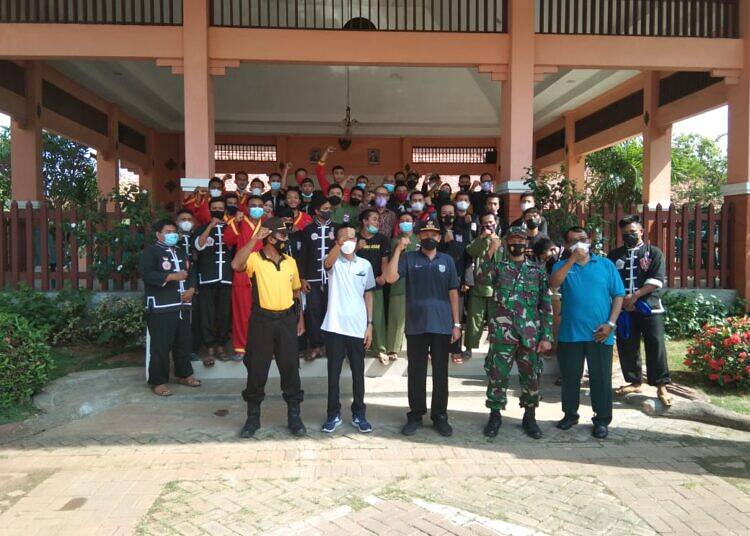 Perkuat Tali Silaturrahmi Muspika Pucuk Bersama Lima Perguruan Silat Kerja Bakti Bersama