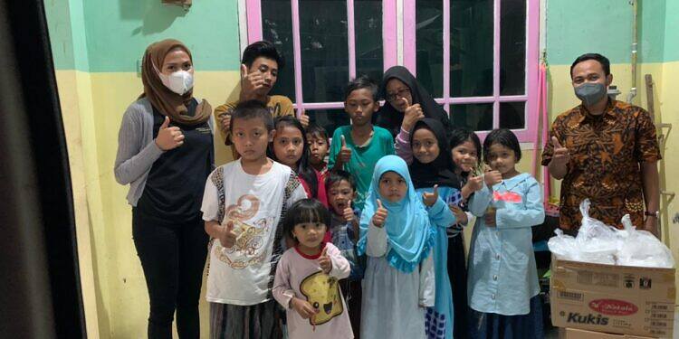 Berbagi Paket Nasi Kotak dari Panti Asuhan Sampai Warga Bujel di Ngimbang, Eighteen coffee dan KF berbagi Berkolaborasi Bersama WSL.