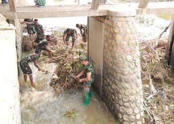 TNI di Lamongan Terjun Langsung Bersihkan Tumpukan Sampah di Bendungan Dam Pintu Air Kali Plalangan 