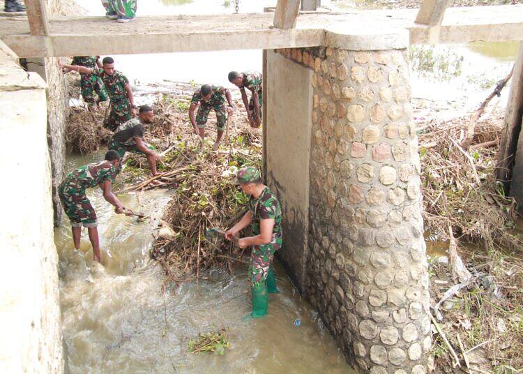 TNI di Lamongan Terjun Langsung Bersihkan Tumpukan Sampah di Bendungan Dam Pintu Air Kali Plalangan