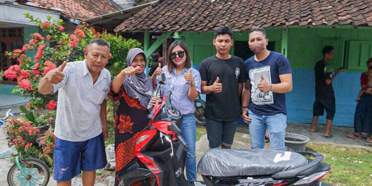 Air Mata Terharu Seorang Pemuda Mendapat Hadiah Motor Matic Baru Dari KF Skin Kosmetik