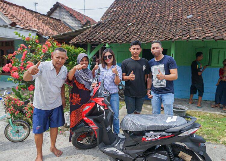 Air Mata Terharu Seorang Pemuda Mendapat Hadiah Motor Matic Baru Dari KF Skin Kosmetik