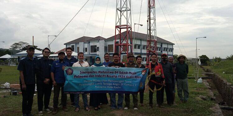 Delapan Mahasiswa Polinema Bersinergi FKBN Kediri Raya Sukses Merakit Pembangkit Listrik Tenaga Angin di Kota Kediri