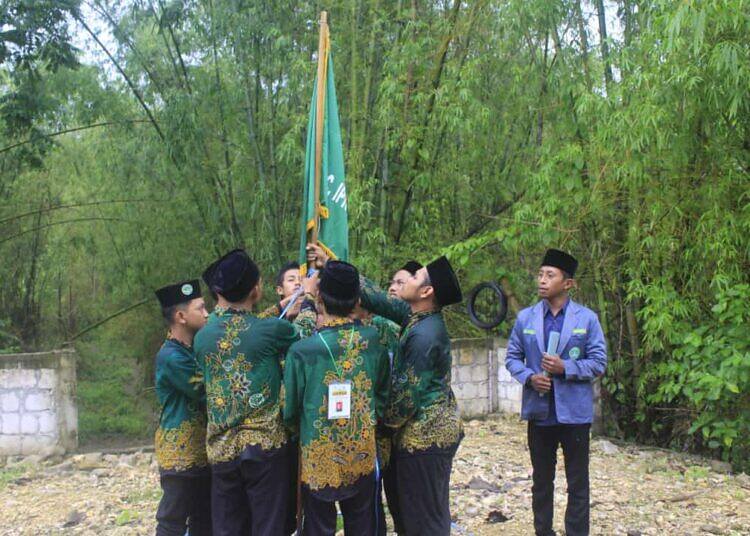 Laksanakan Baiat Kader PAC IPNU-IPPNU Pucuk di Makam Panembahan Mbah Agung Singodipuro Sembari Napak Tilas