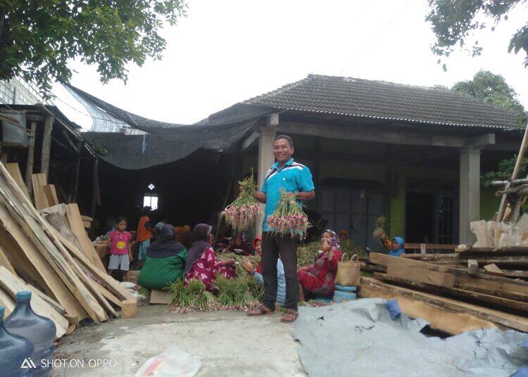 Emak-emak Beserta Warga Desa Manyar Kecamatan Sekaran Lamongan, Gembira Bisa Merasakan Hasil Panin Bawang Merah Milik Pak Kades Puji