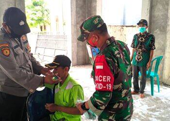 Kendalikan Kasus Covid-19 Babinsa Koramil 0812/07 Bluluk Bagikan Masker dan Sosialisasi Rantai Covid – 19