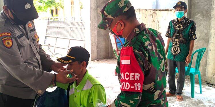 Kendalikan Kasus Covid-19 Babinsa Koramil 0812/07 Bluluk Bagikan Masker dan Sosialisasi Rantai Covid – 19