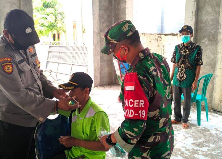 Kendalikan Kasus Covid-19 Babinsa Koramil 0812/07 Bluluk Bagikan Masker dan Sosialisasi Rantai Covid – 19