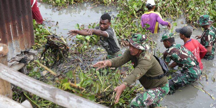 Karya Bakti TNI bersama Masyarakat Bersihkan Enceng Gondok Sepanjang Sungai Wangen