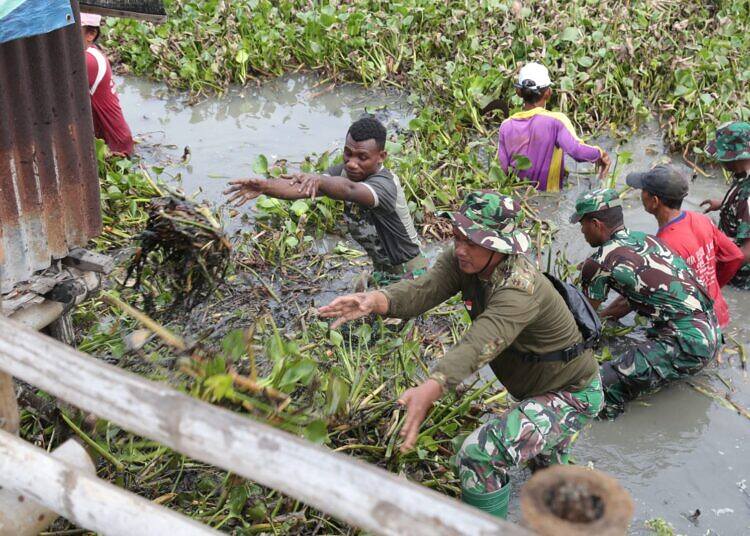 Karya Bakti TNI bersama Masyarakat Bersihkan Enceng Gondok Sepanjang Sungai Wangen