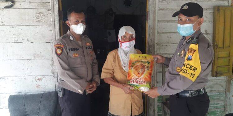 Polri Peduli, Polsek Sukodadi Sambangi dan Berikan Bantuan Sembako Kepada Warga Yang Hidup Sebatang Kara