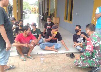 Beri edukasi kepada warga lewat komsos Secara Langsung, Babinsa terus Ingatkan Warga Pentingnya Prokes