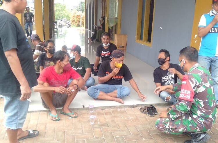 Beri edukasi kepada warga lewat komsos Secara Langsung, Babinsa terus Ingatkan Warga Pentingnya Prokes