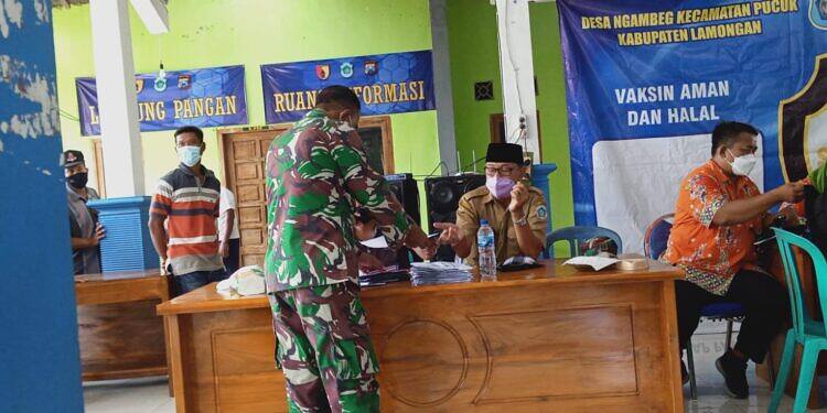 Babinsa Koramil 0812/26 Pucuk Terus Bersinergi Dampingi Vaksinasi Tahap II di Wilayah Binaan