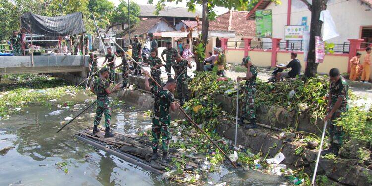 Karya Bakti TNI Polri dan Masyarakat Bersihkan Enceng Gondok Sepanjang Sungai Kiringan