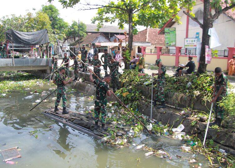 Karya Bakti TNI Polri dan Masyarakat Bersihkan Enceng Gondok Sepanjang Sungai Kiringan