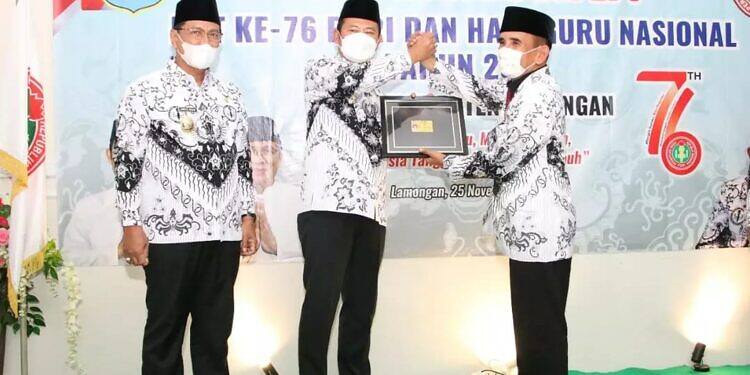 Peringatan Hari Guru Nasional Lamongan, Bupati Tegaskan ” Sehebat Apapun Tekhnologi Peran Guru tak Dapat Digantikan”