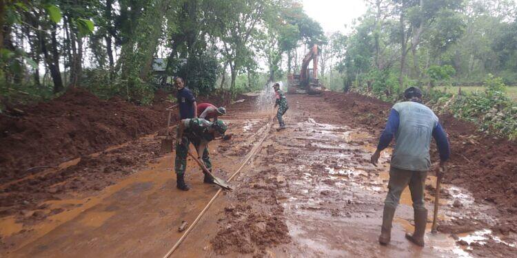 Jalan Tertimbun Tanah, dengan Sigap Anggota TNI Polri dan Masyarakat di Solokuro Bersihkan Jalan