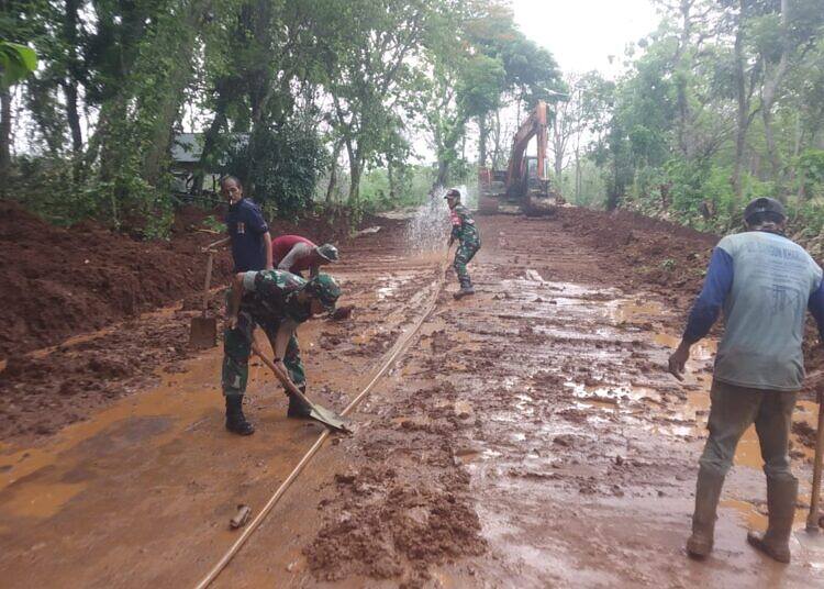 Jalan Tertimbun Tanah, dengan Sigap Anggota TNI Polri dan Masyarakat di Solokuro Bersihkan Jalan