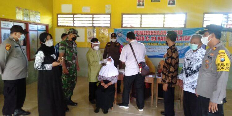 Babinsa Solokuro Dampingi Pelaksanaan Rapid Test Antigen kepada Siswa-siswi SMP di Solokuro