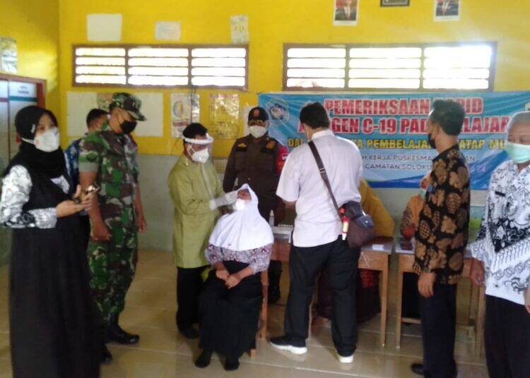 Babinsa Solokuro Dampingi Pelaksanaan Rapid Test Antigen kepada Siswa-siswi SMP di Solokuro