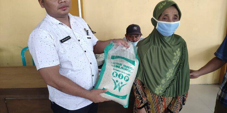 Bagikan Beras kepada Dhuafa dan Yatim-piatu Pemdes Kuripan Salurkan Program Penanganan Kemiskinan Ektreme