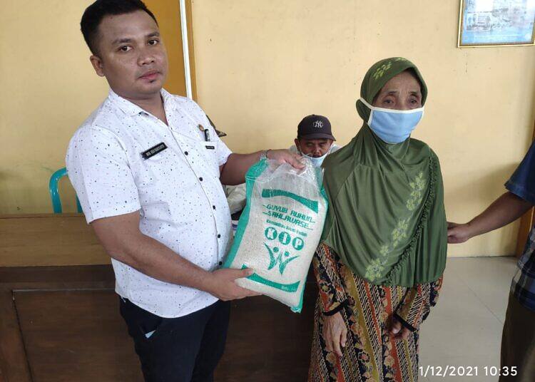 Bagikan Beras kepada Dhuafa dan Yatim-piatu Pemdes Kuripan Salurkan Program Penanganan Kemiskinan Ektreme