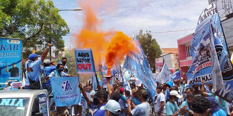 Supporter L.A Mania Demo di Depan Pendopo Lokatantra Sampaikan Enam Tuntutan