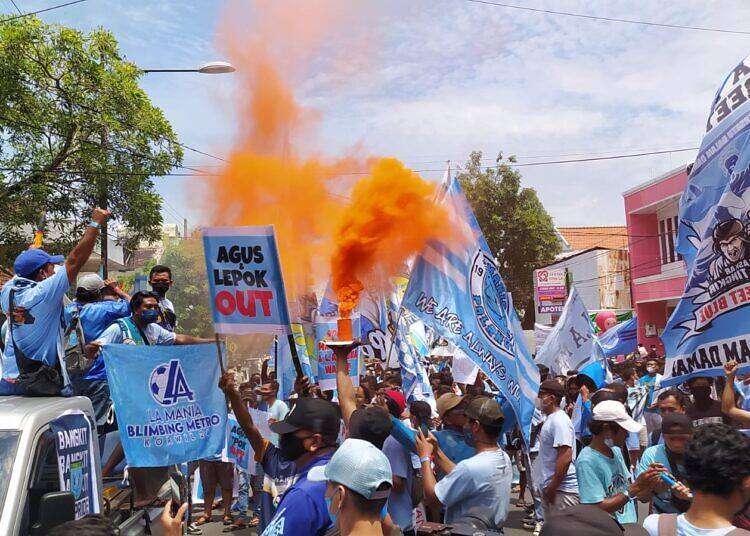 Supporter L.A Mania Demo di Depan Pendopo Lokatantra Sampaikan Enam Tuntutan