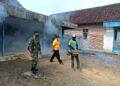 Babinsa Dampingi Petugas Puskesmas Mantup dalam Fogging Rumah Warga