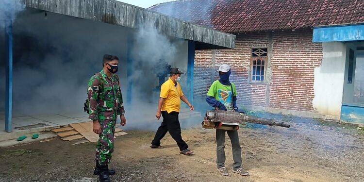 Babinsa Dampingi Petugas Puskesmas Mantup dalam Fogging Rumah Warga