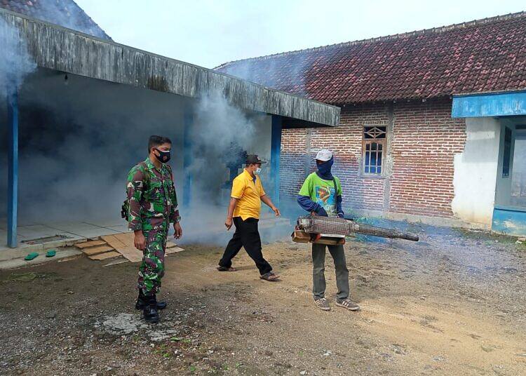 Babinsa Dampingi Petugas Puskesmas Mantup dalam Fogging Rumah Warga