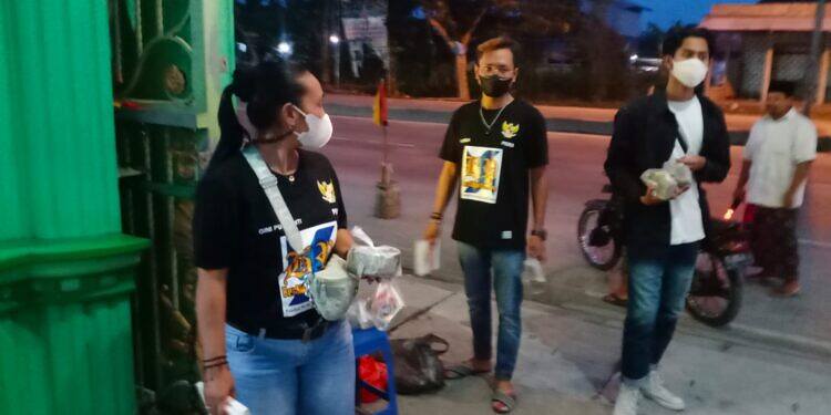 Aksi Sosial Jurnalis Lamongan, KJL Peduli Dengan Sedekah Jumat Nasi Bungkus