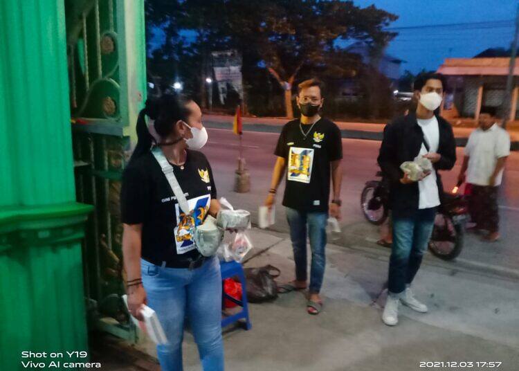 Aksi Sosial Jurnalis Lamongan, KJL Peduli Dengan Sedekah Jumat Nasi Bungkus