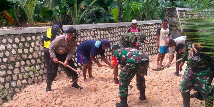 Karya Bakti TNI-Polri dan Warga di Kecamatan Kanor Perbaiki Jalan yang Ambles