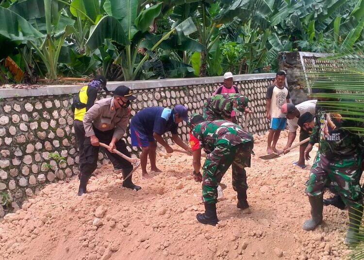 Karya Bakti TNI-Polri dan Warga di Kecamatan Kanor Perbaiki Jalan yang Ambles