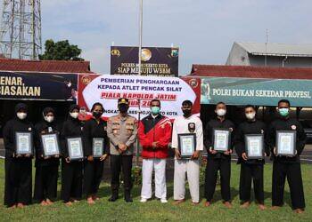 Kapolresta Mojokerto Beri Penghargaan Delapan Atlet Pencak Silat “Piala Kapolda Jatim” 