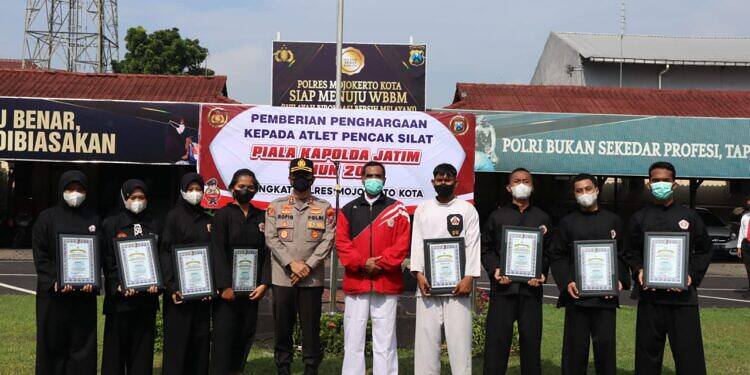 Kapolresta Mojokerto Beri Penghargaan Delapan Atlet Pencak Silat “Piala Kapolda Jatim” 